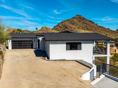 1402 E LAS PALMARITAS Drive