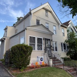 20 Ridge St