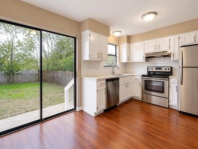 Property at 112 Hillside Cv, Elgin, TX