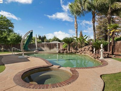 810 Vinewood Dr