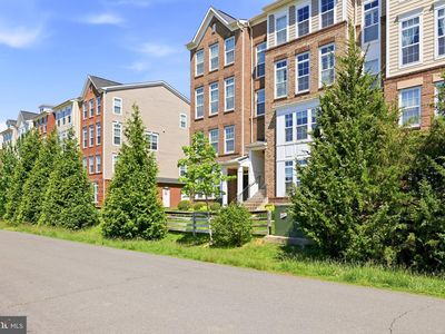 Property at 43487 Town Gate Sq, Chantilly, VA