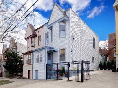 142 Romaine Ave