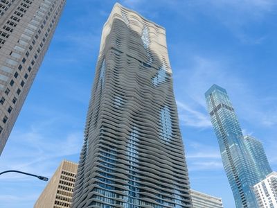 225 N Columbus Dr Unit 6903