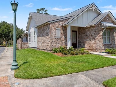 201 W Vallauris Dr