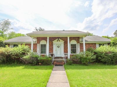 201 Colonial Dr