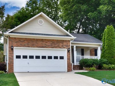 210 Hollington Dr NE