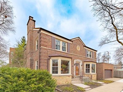 7136 N Washtenaw Ave