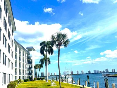 100 PARADISE HARBOUR Boulevard #212