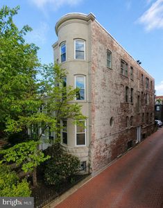 631 Constitution Ave NE