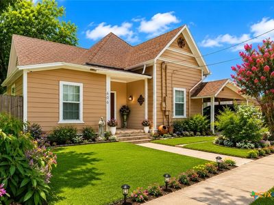 Property at 606 Schwab St, Yoakum, TX