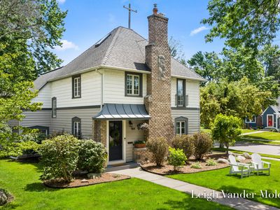 964 Lakeside Dr SE