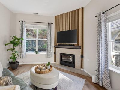 22 Flora Ln