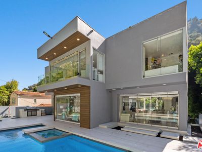 1590 Benedict Canyon Dr