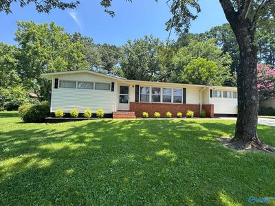 2617 Waltham Dr NE