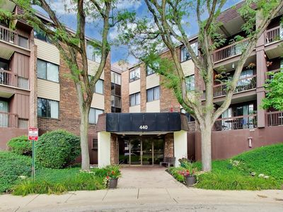 Property at 440 Raintree Ct Unit 2J, Glen Ellyn, IL