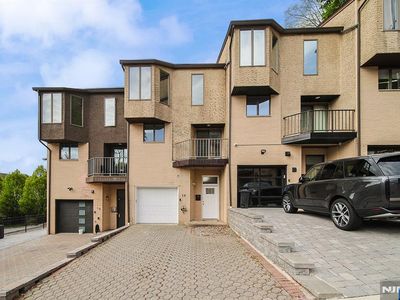 18 Veterans Way