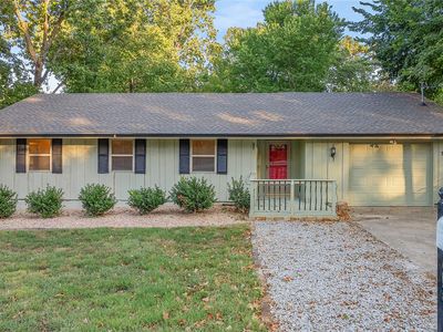 16 Swanage Dr