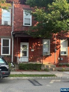 421 4th St