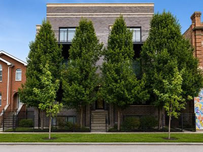 3004 W Lyndale St #1E