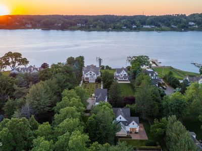 100/98 W River Road