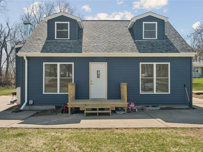 Property at 129 Northwood Dr, Hiawatha, IA
