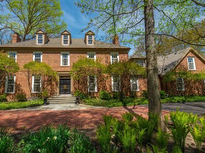1200 Loch Ln