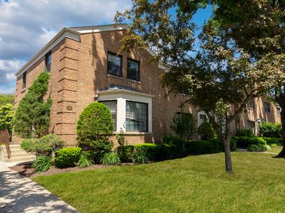 Property at 193 Fellows Ct, Elmhurst, IL