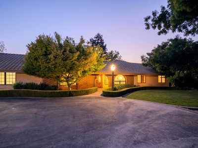 7855 S Buttonwillow Ave