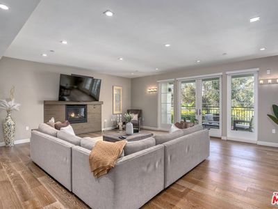 441 S Barrington Ave UNIT 210