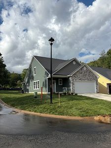 208 Slade Ln