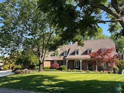 751 Lakeshore Dr