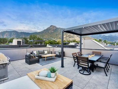 4672 S Grosvenor Ct