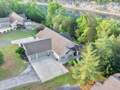 512 W Canterbury Dr