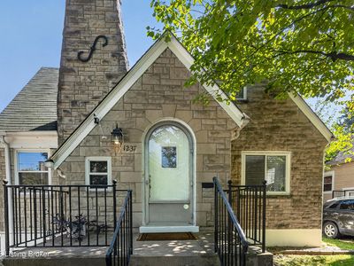 1237 Larchmont Ave