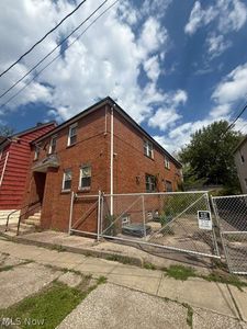 1261 E 71st St
