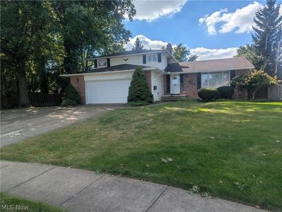 Property at 13711 Pineview Ct, Middleburg Heights, OH