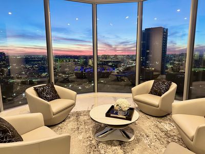 2900 McKinnon St APT 2204