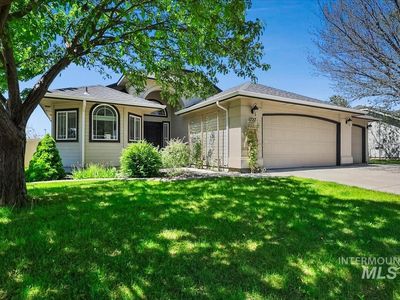 1727 N Vinifera Pl