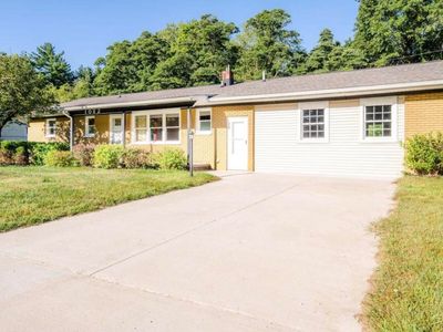 1082 Louis Dr