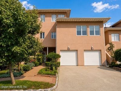 56 Harbour Ct