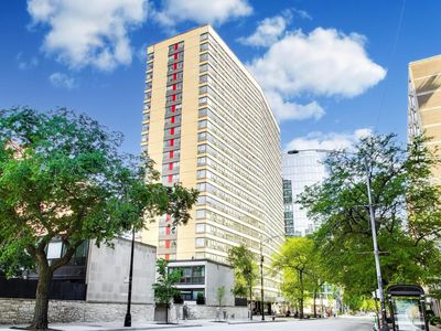 2930 N Sheridan Rd APT 702