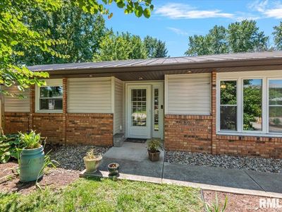 Property at 644 Magnolia Dr, Chatham, IL