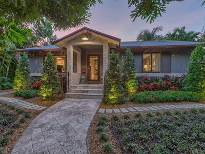 1209 N Lakeside Drive