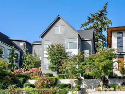 3721 Cascadia Avenue S