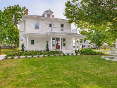 2808 E De Soto St