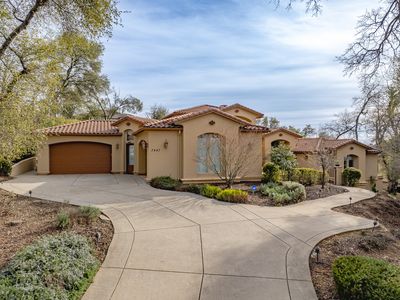 3847 Greenview Dr