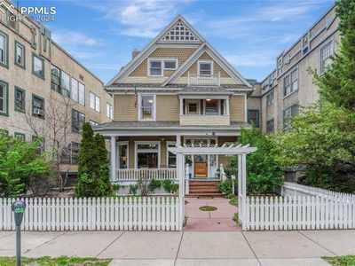 6 Boulder Crescent St