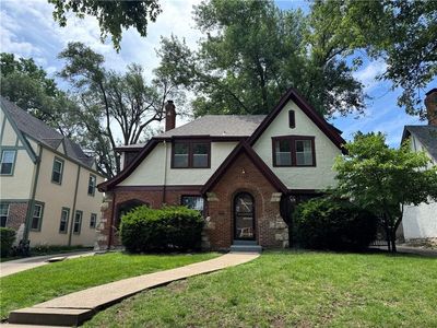 627 W 70th St
