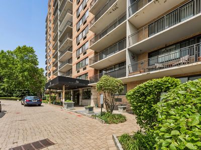 60 Parkway Dr E APT 1M
