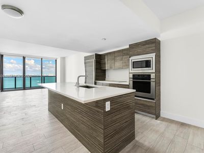 460 NE 28th St APT 1803